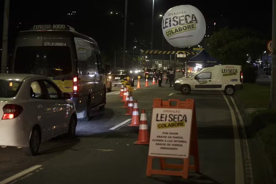Operação Lei Seca — Foto: Alexandre Cassiano / Agência O Globo