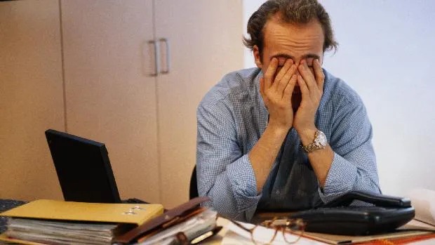 Trabalhador exausto | (Thinkstock/VEJA/VEJA)