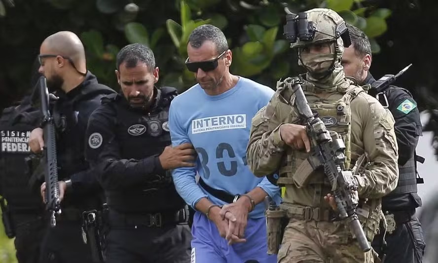 Marcola, um dos nomes mais importantes do PCC, sendo levado a um hospital de Brasília para exames de rotina — Foto: Jorge William / Agência O Globo