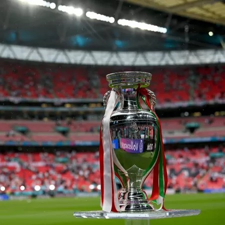 Troféu da Eurocopa é exibido aos torcedores no Wembley antes de Inglaterra x Itália Imagem: Paul Ellis - Pool/Getty Images