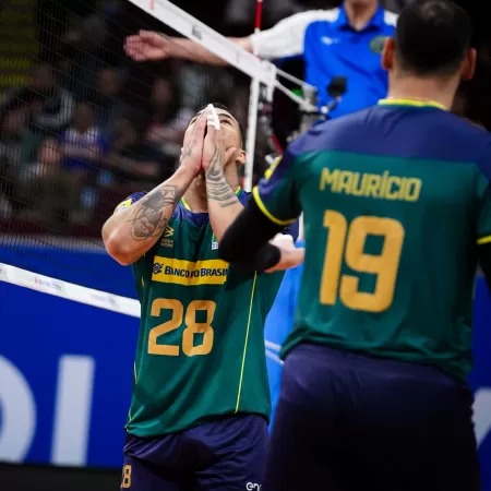 Darlan se lamenta durante jogo do Brasil contra o Canadá, pela Liga das Nações de vôlei Imagem: Divulgação/FIBV