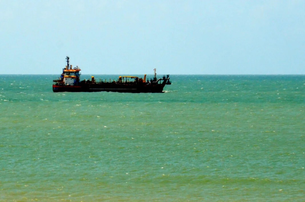 Embarcação no mar de Natal desde a segunda-feira (24) realizando testes - Foto: Magnus Nascimento