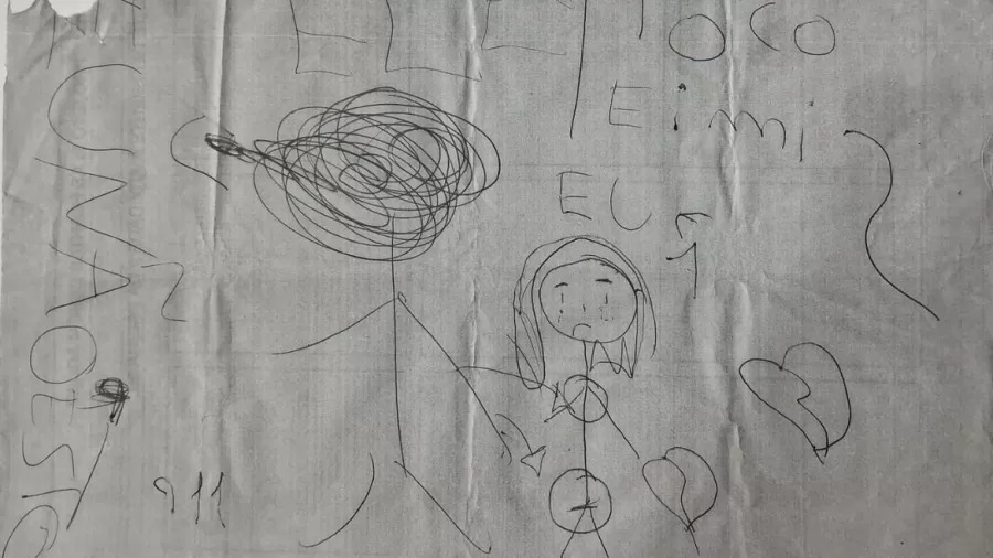 Desenhos foram encontrados pela irmã mais nova da vítima, que mostrou para a mãe delas Imagem: Reprodução / Polícia Civil