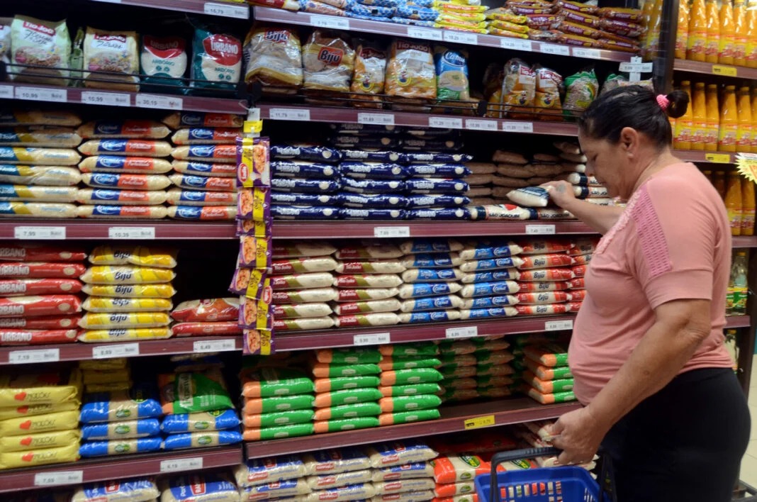 Mulher compra arroz - Foto: Magnus Nascimento
