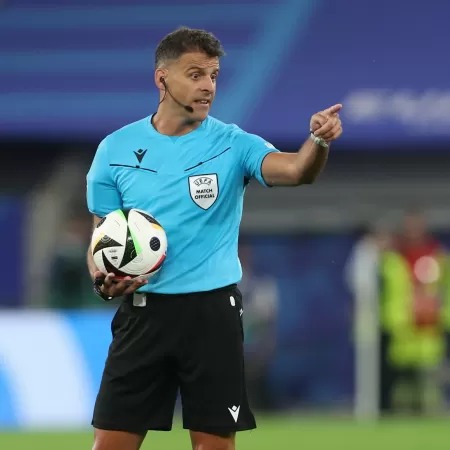 O árbitro Jesús Gil Manzano Imagem: Oliver Kaelke/DeFodi/Getty Images