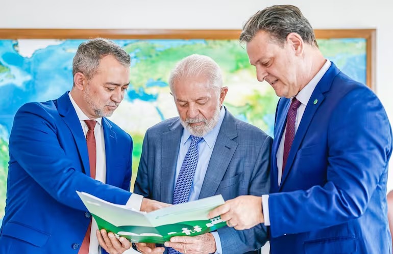 Lula, Ministro Fávaro e diretor Conab, Pretto em reunião sobre o tema (Ricardo Stuckert/PR)