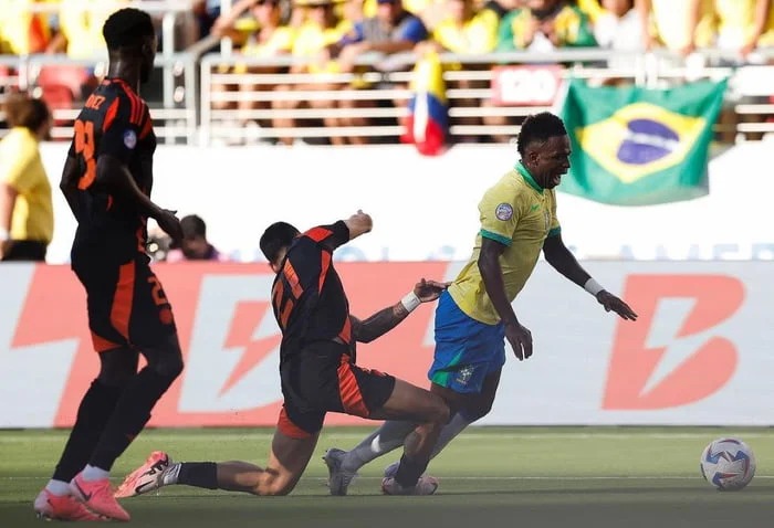 Lance do pênalti em Vinicius Júnior em Brasil x Colômbia na Copa América (Foto: Rafael Ribeiro / CBF)