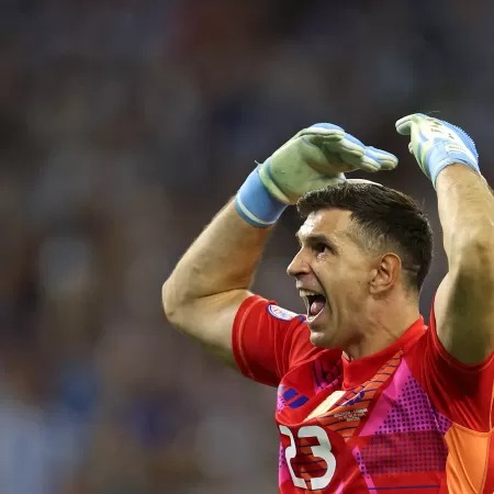 Goleiro Emiliano Dibu Martinez comemora pênalti perdido pelo Equador na Copa América (Imagem: CHARLY TRIBALLEAU / AFP)
