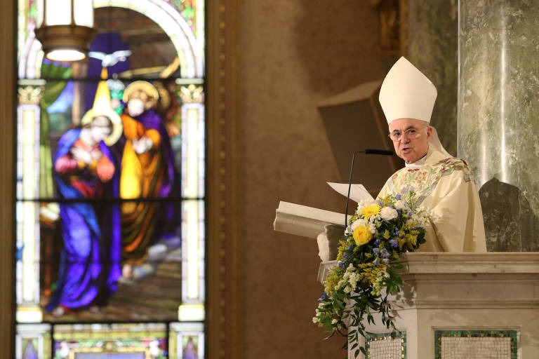 O arcebispo Carlo Maria Viganò em missa no Brooklyn, em Nova York - STRINGER/Gregory A. Shemitz - 20.jul.15/Reuters
