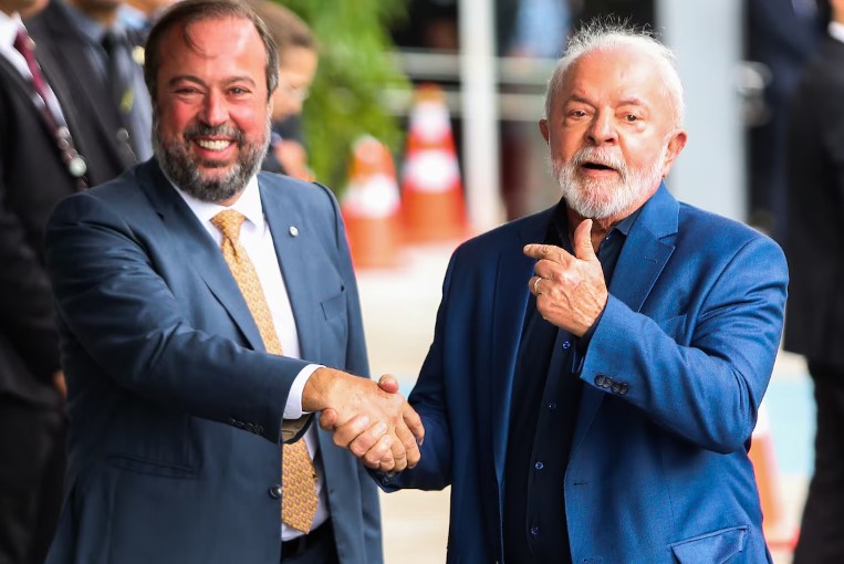 Ministro de Minas e Energia, Alexandre Silveira, com o presidente Luiz Inácio Lula da Silva (Foto: Wilton Junior/Estadão)