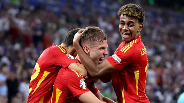 Dani Olmo e Yamal celebram gol da Espanha sobre a França em partida da Eurocopa (Foto: Alex Livesey/Getty Images)