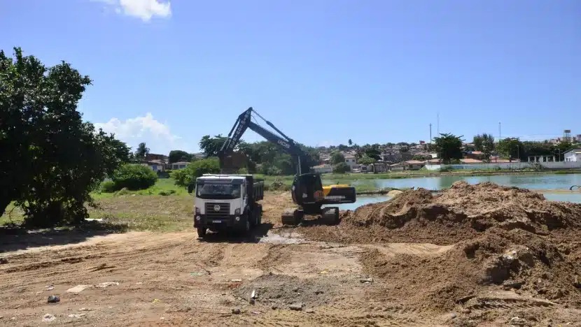 obras de drenagem, pavimentação, construção de calçadas e sinalização da Avenida dos Xavantes