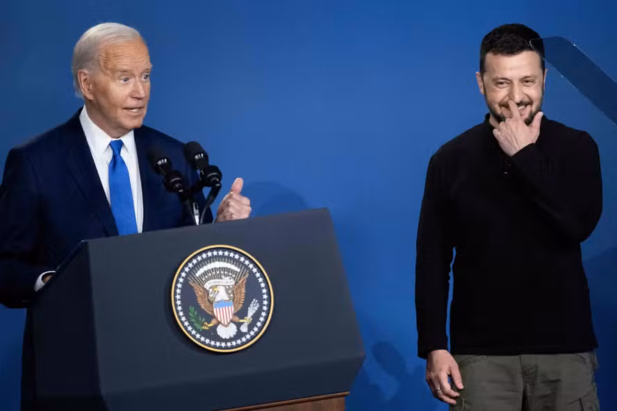 107659308-ukraines-president-volodymyr-zelensky-r-reacts-after-being-introduced-as-russias-pre.avif