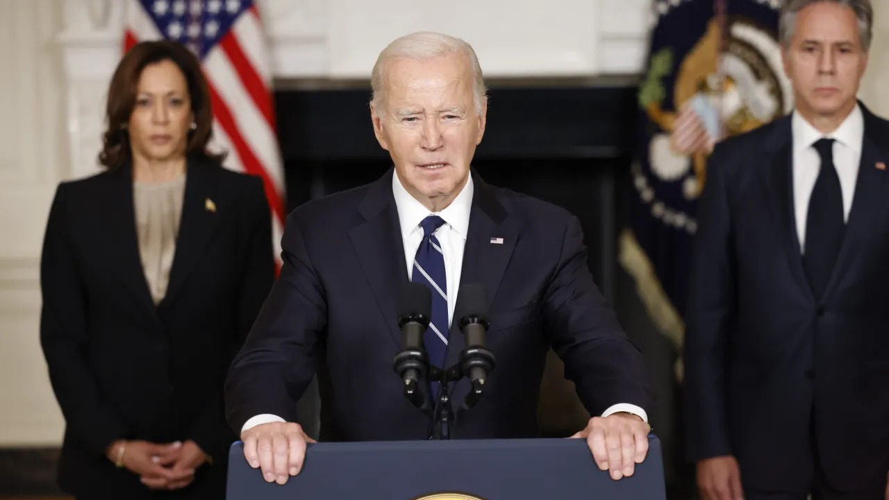 O presidente dos EUA, Joe Biden, fala na Sala de Jantar de Estado da Casa Branca, com a vice-presidente, Kamala Harris, à esquerda, e Antony Blinken, secretário de Estado, à direita, em Washington. 10/10/2023 (Ting Shen/Bloomberg/Getty Images)