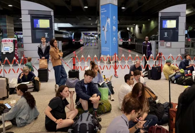 Pessoas em estação de trem em Paris (Foto: Thibaud Moritz / AFP)