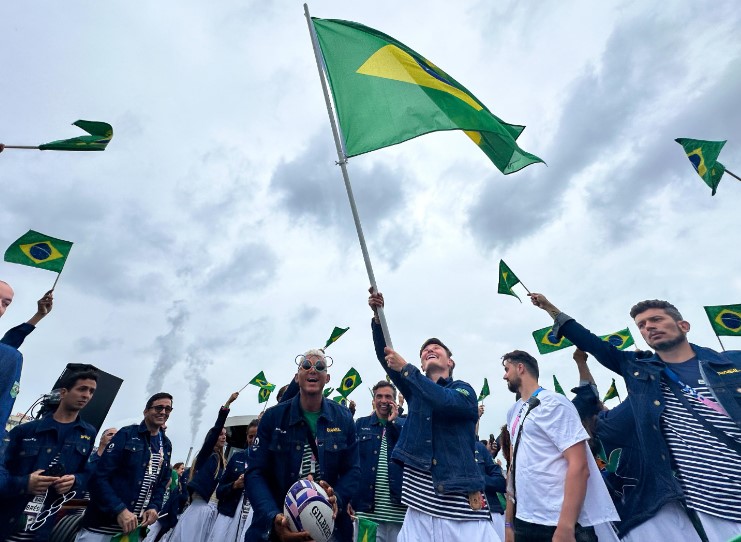 Paris 2024: Brasil desfila com 50 atletas e mostra animação no Rio Sena (Foto: Reprodução/ X/ Time Brasil)
