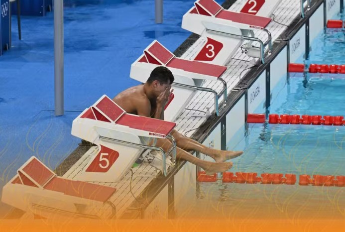 Guilherme Cachorrão não conteve as lágrimas após não conseguir medalha nos 400 metros livre — Foto: Oli Scarff/AFP