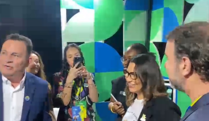 Janja visita Casa Brasil em Paris e jornalistas são empurrados por assessores e seguranças (Foto: Priscila Yazbek/CNN)