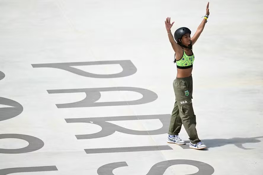Rayssa Leal conquista o bronze no skate street (Foto: Kirill KUDRYAVTSEV / AFP)