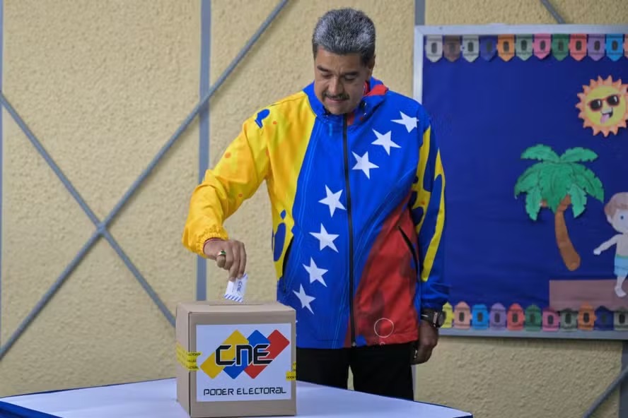 O presidente venezuelano Nicolás Maduro vota durante a eleição presidencial, em Caracas (Foto: Juan BARRETO / AFP)