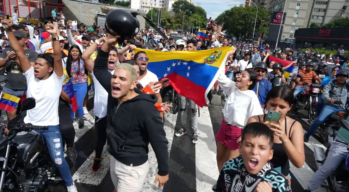 Protesto em Caracas após anúncio do Conselho Nacional Eleitoral de que o presidente venezuelano Nicolás Maduro venceu as eleições presidenciais (Foto: REUTERS/Alexandre Meneghini)