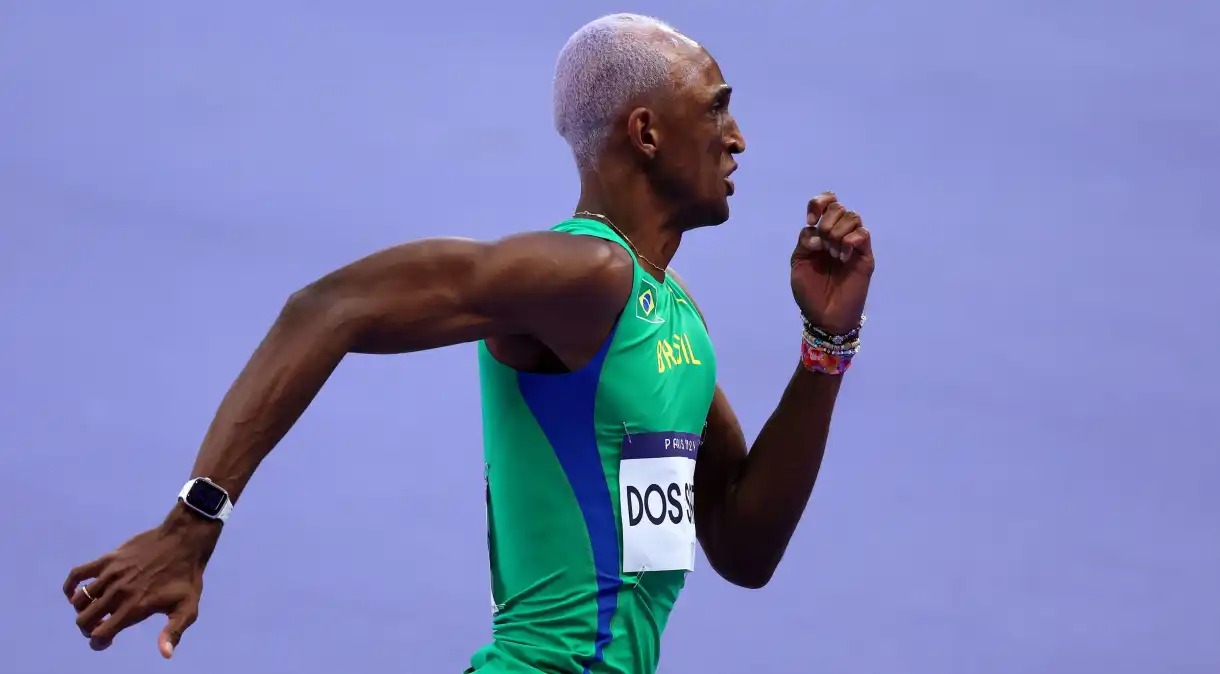 Alison dos Santos em Paris 2024 (Foto: Hannah Peters/Getty Images)