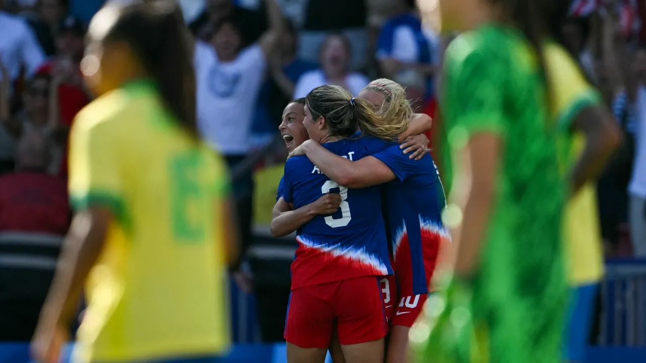 Jogadoras dos EUA comemoram gol em cima do Brasil em Paris (Jonathan NACKSTRAND/AFP)