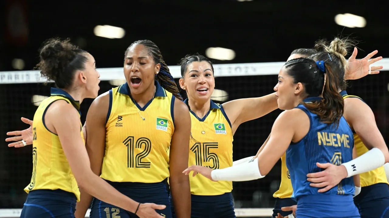 Seleção brasileira celebra ponto sobre a Turquia na disputa pelo bronze em Paris (Natalia KOLESNIKOVA/AFP)