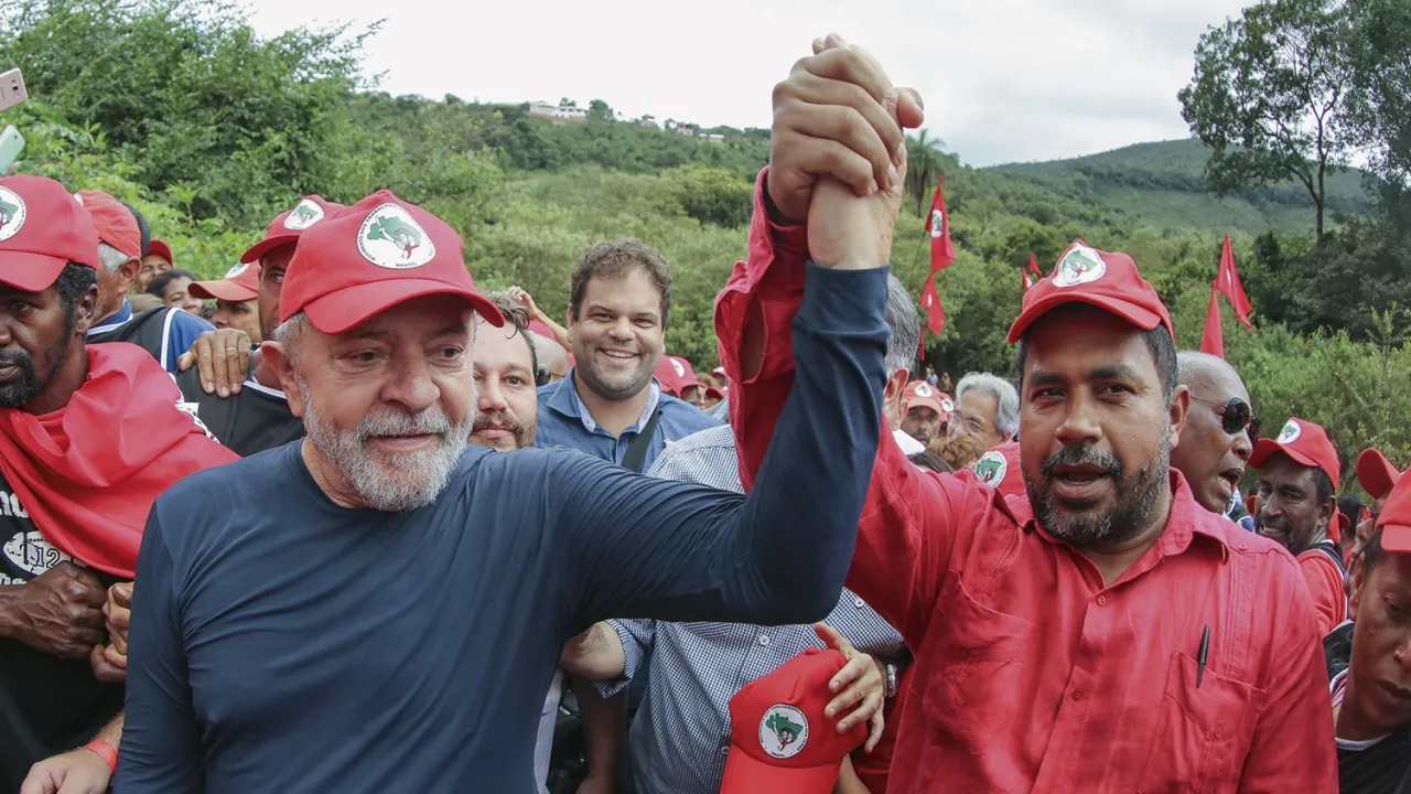 Lula e um dos coordenadores nacionais do MST, João Paulo Rodrigues -  (Foto: Ricardo Stuckert)