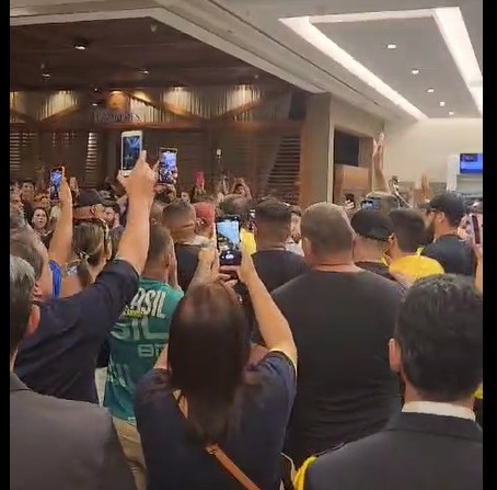 Bolsonaro almoça no Midway
