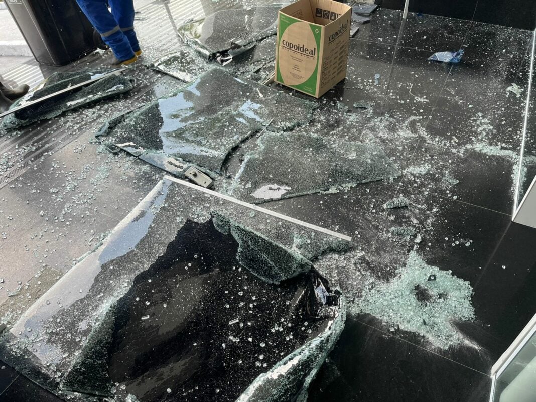 Homem é preso em flagrante após jogar pedra e quebrar vidros de prédio da Governadoria (Foto: Bruno Vital)