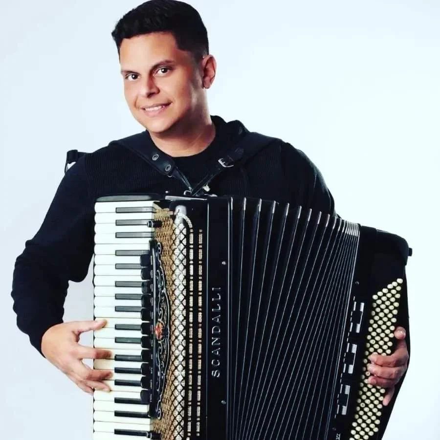 Filho do cantor Flávio José morre após acidente de carro, na Paraíba