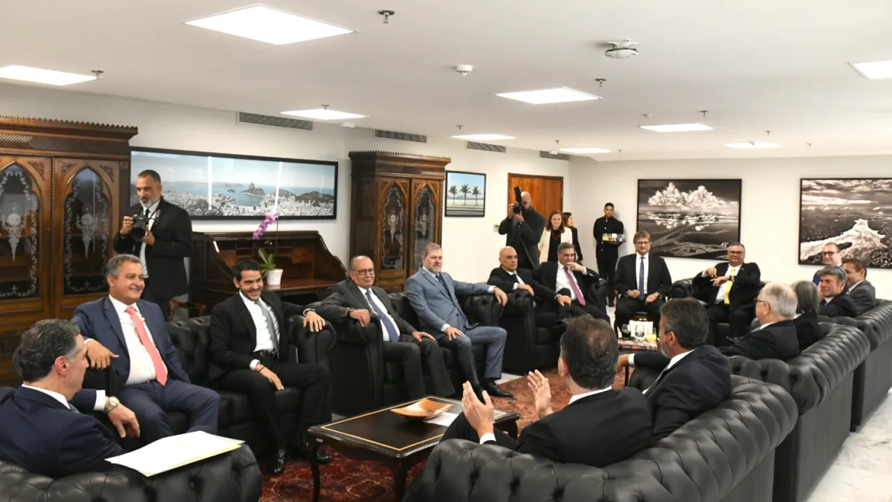 Reunião na presidência do Supremo Tribunal Federal nesta terça-feira (Henrique Raynal/Casa Civil/Divulgação)    Leia mais em: https://veja.abril.com.br/coluna/radar/regras-do-governo-lula-dao-brecha-para-rachadinha-de-emendas-coletivas/