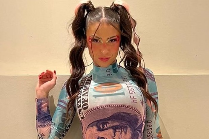 Mc Pipoquinha é exposta por equipe após receber sexo oral durante show