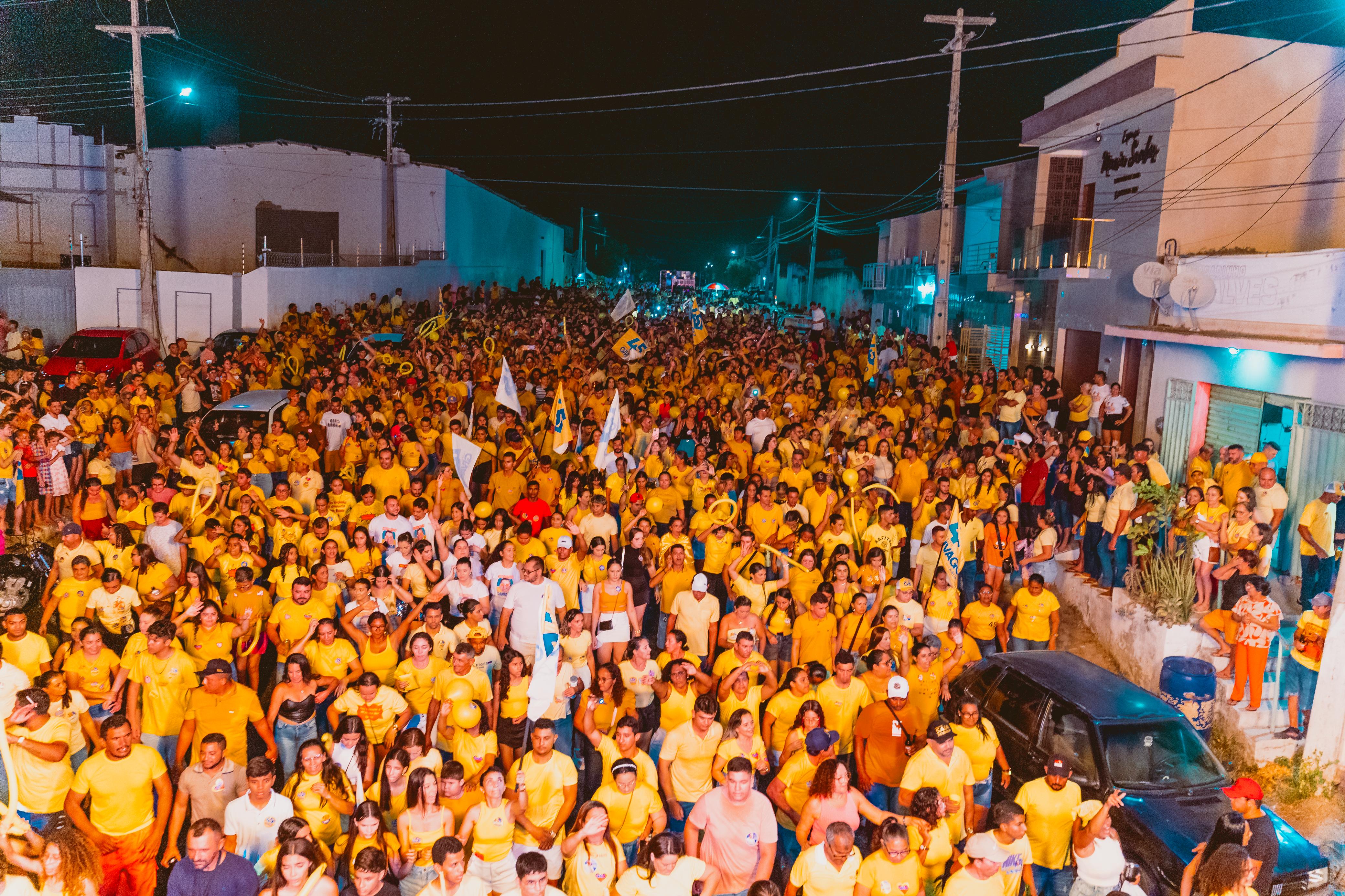 Um mar amarelo lotou as ruas de Caraúbas no primeiro comício da campanha de Givago e Kátia em Caraúbas