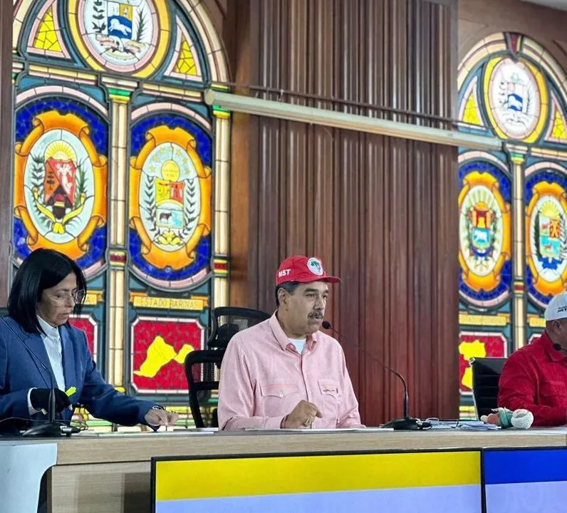 Maduro veste boné do MST e pede ajuda para produzir alimentos na Venezuela