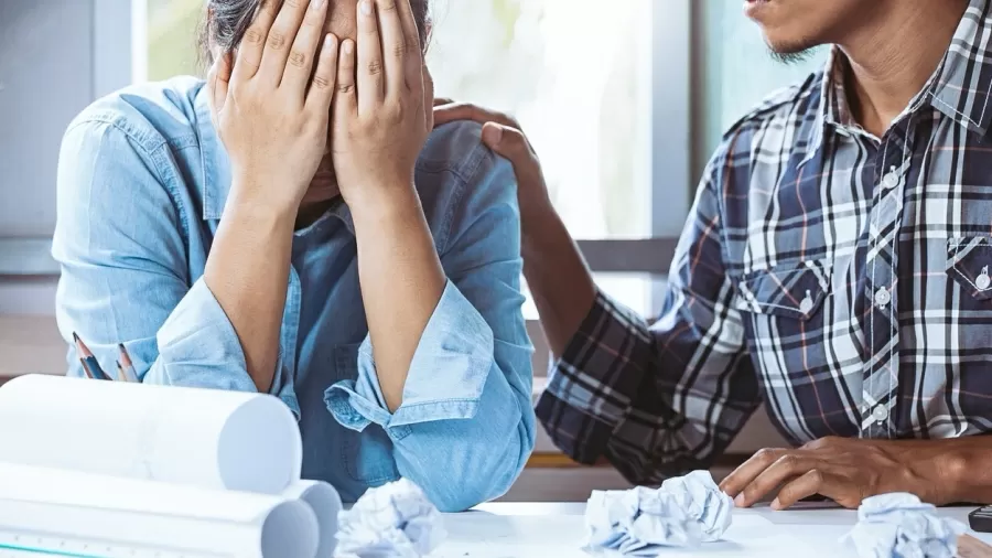 Síndrome de burnout é quando há um colapso mental e físico por conta do excesso de trabalho (Imagem: iStock)