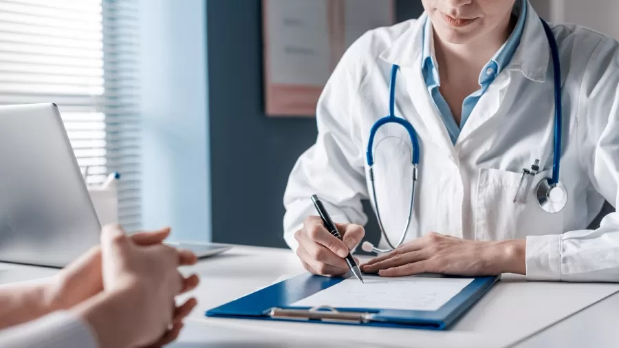 Vínculos entre médicos e indústria no Brasil devem ser divulgados ao público (Imagem: Getty Images)