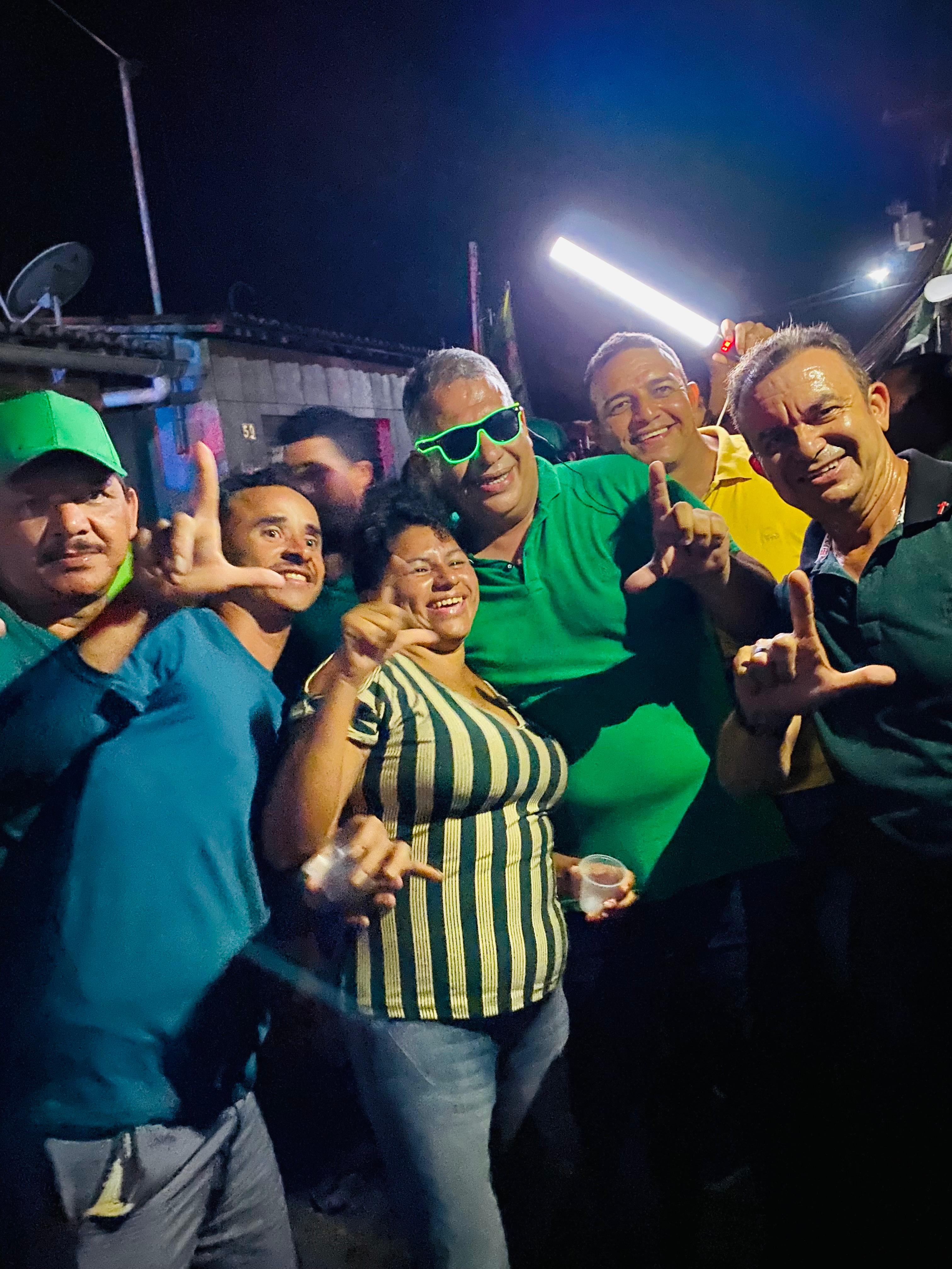 Multidão comemora em carreata liberação da candidatura de Leandro após vitória por 5x0 no TRE