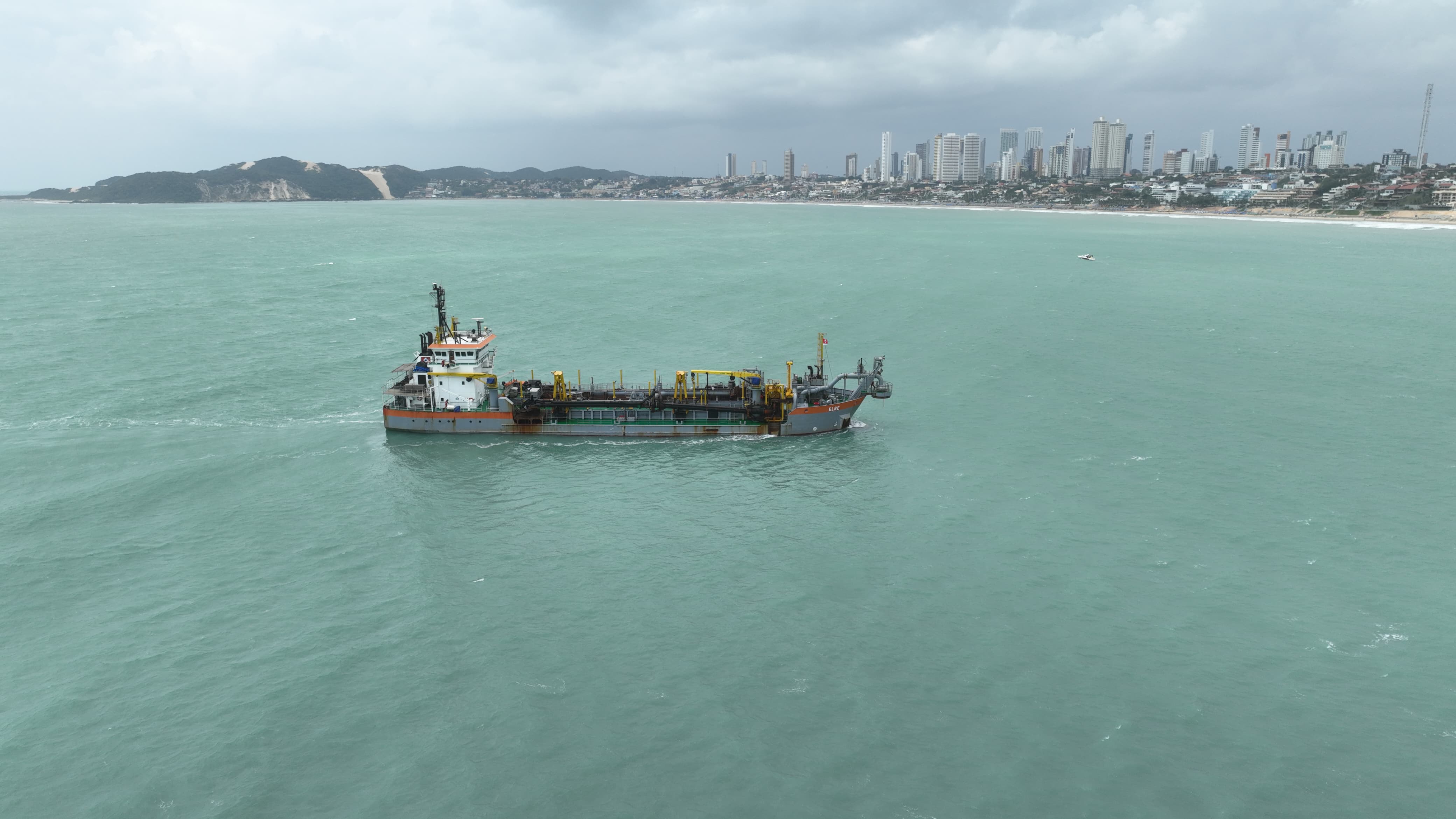 Draga inicia processo para engorda em Ponta Negra
