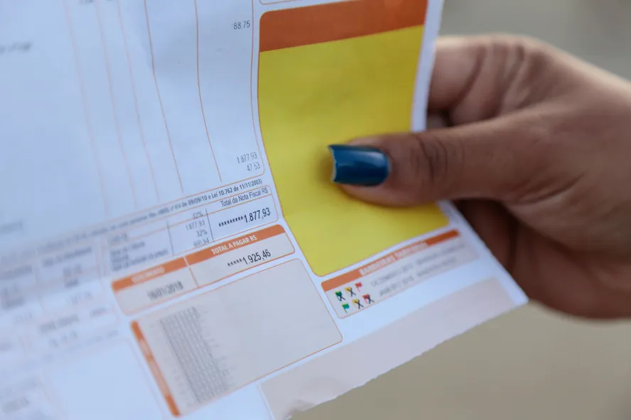 Aneel aciona bandeira vermelha 2 pela primeira vez desde 2021 e conta de luz ficará mais cara em setembro (Foto: Brenno Carvalho / Agência O Globo)