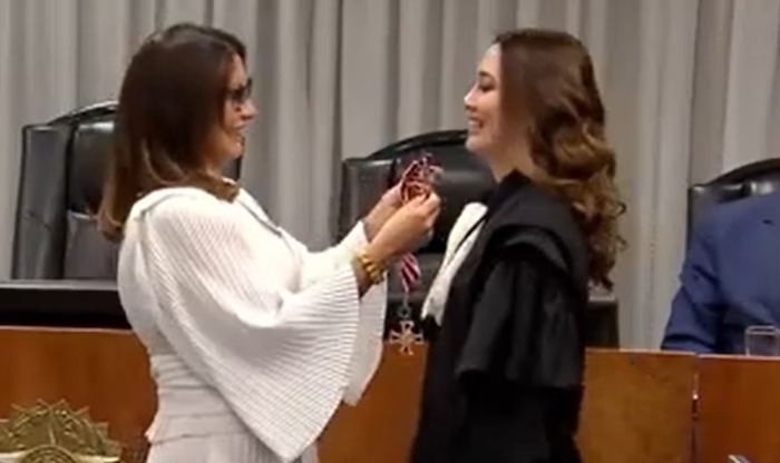 Janja quebra protocolo e empossa amiga desembargadora