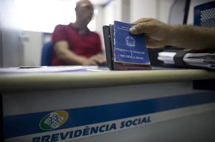 Razão entre contribuintes e beneficiários da Previdência reduz a cada ano (Foto: Márcia Foletto/Agência O Globo)