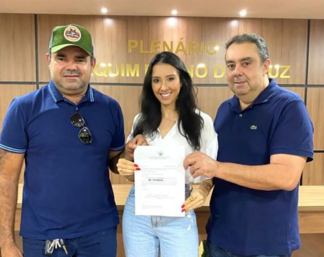 (Na foto acima, a presidente da Câmara, Maria Fernanda; o prefeito Fernando Teixeira e o vice Toinho Venceslau)