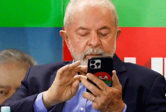 Governo Lula abrirá licitação para desenvolver ‘WhatsApp’ nacional (Foto: Ricardo Moreira/Getty Images)