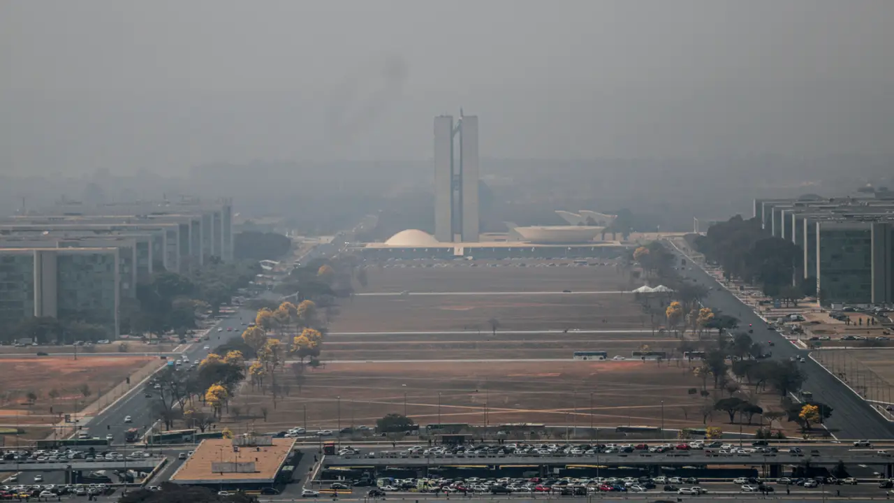 Brasília: fumaça das queimadas paulistas fechou o tempo (Joédson Alves/Agência Brasil)