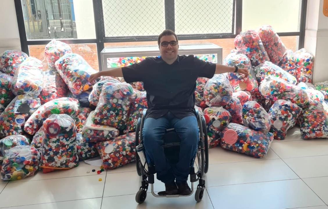Tampinha da Inclusão já beneficiou mais de 1500 pessoas e tirou toneladas de lixo do meio ambiente