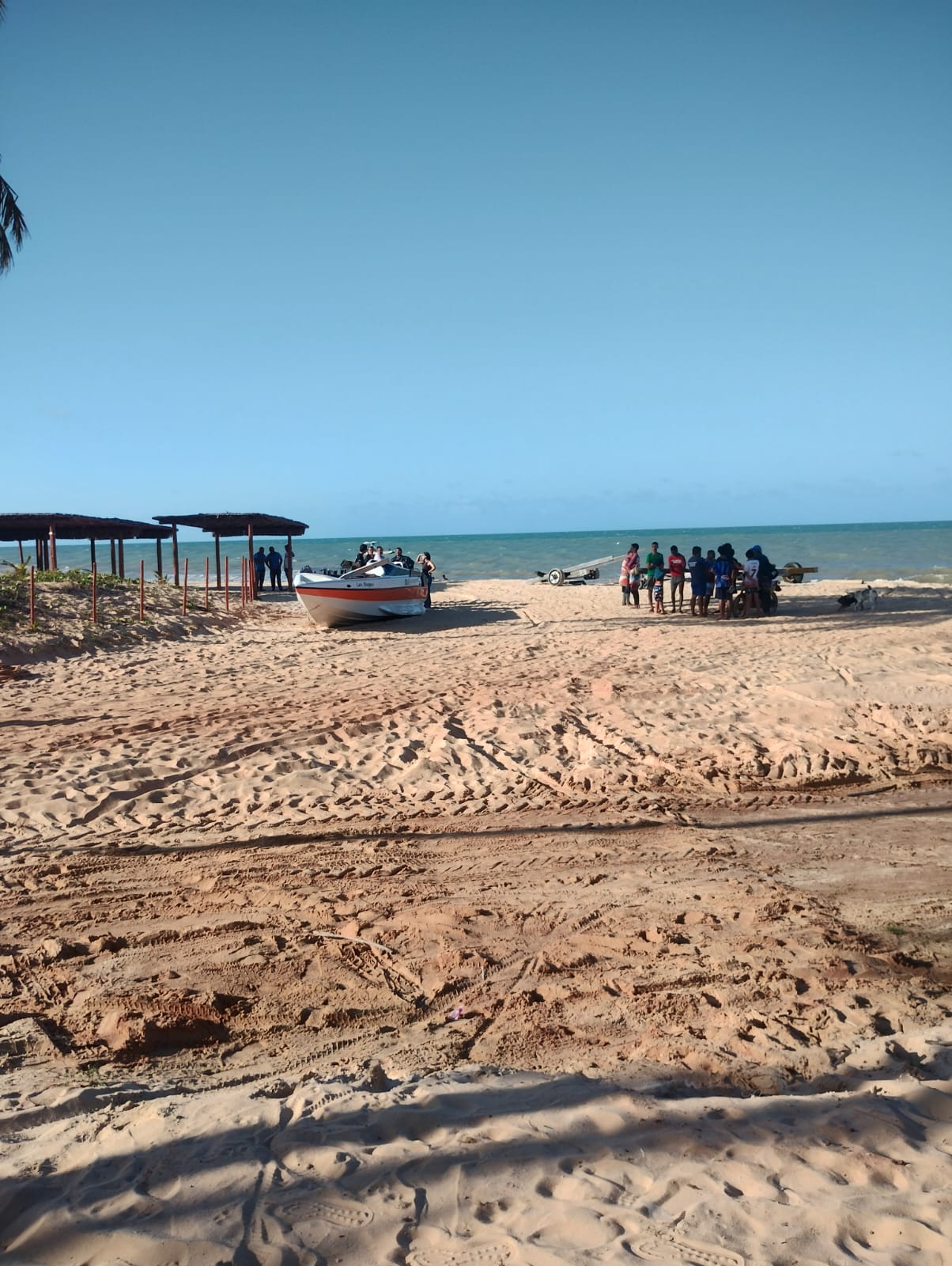 Veja imagens do acidente e resgate na praia de Perobas, em Touros