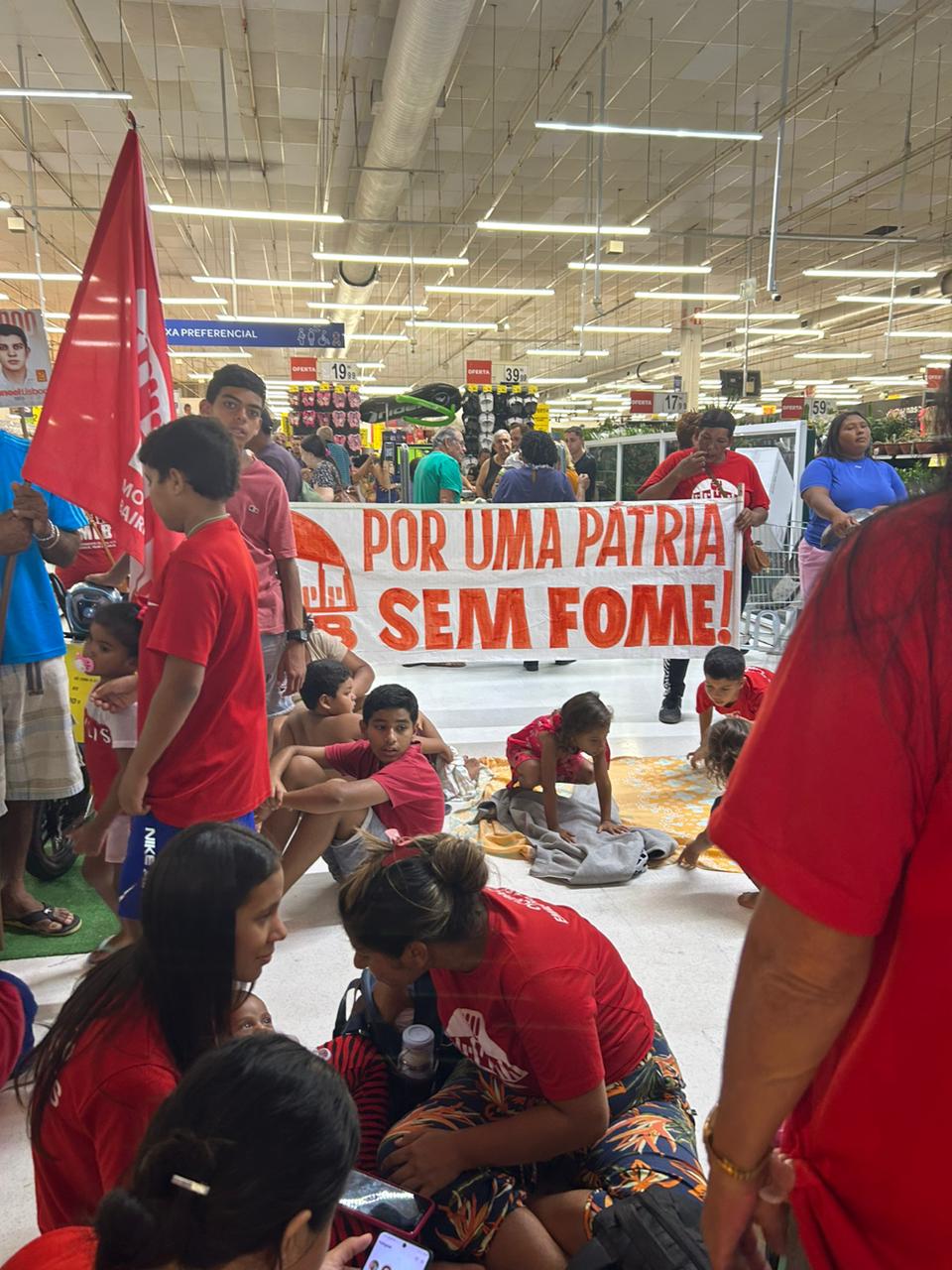 Turma vermelha esquece poder público e faz 