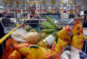 Natalenses reduzem consumo de itens da cesta básica (Foto: Adriano Abreu)